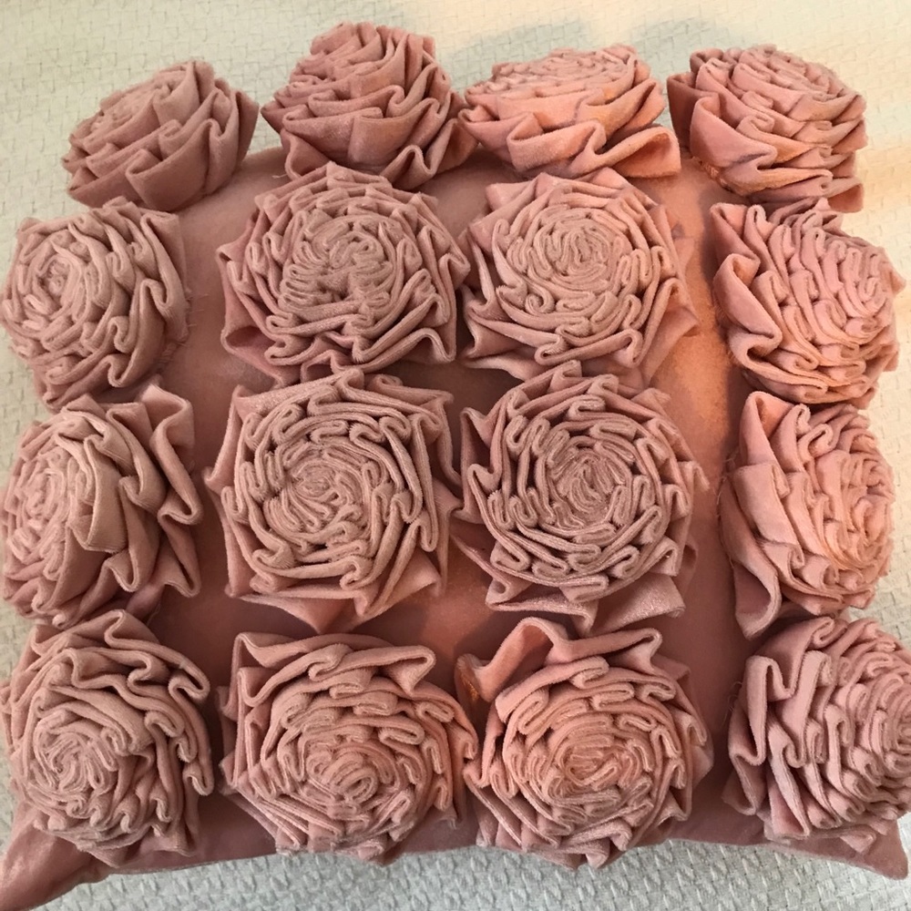 Pillow with 3-dimensional Roses - Picture 5 of 6